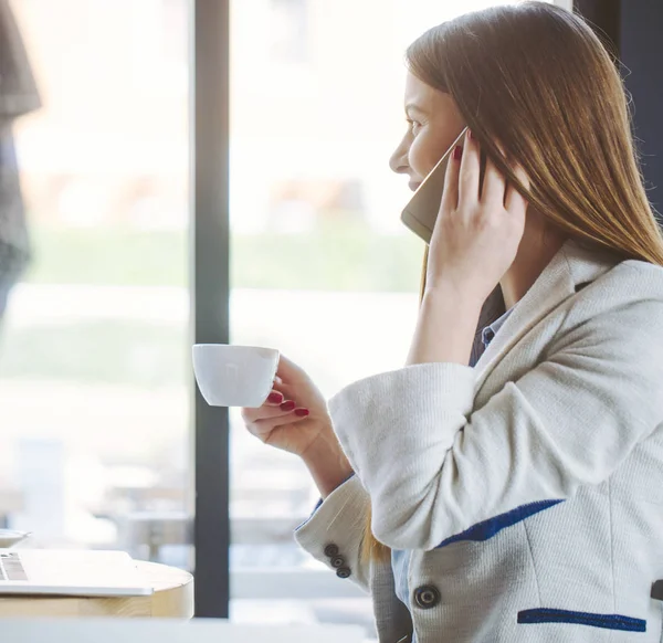 dizüstü bilgisayarda çalışan güzel bir genç kadın 