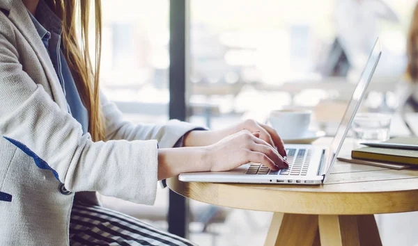 dizüstü bilgisayarda çalışan güzel bir genç kadın 