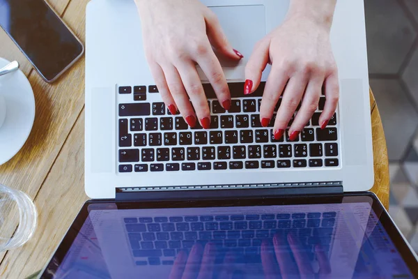 Woman Working on Laptop — Stock Photo, Image