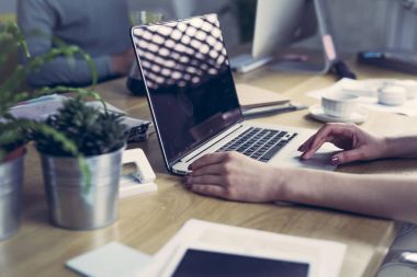 Tanınmayan işkadını yazarak 