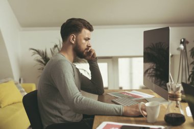 Genç tasarımcı iş başında 