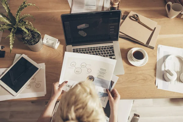 Empresaria irreconocible Trabajando — Foto de Stock