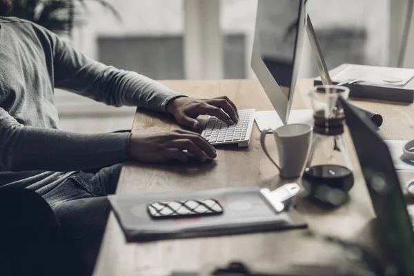 Unrecognizable Businessman Typing — Stock Photo, Image