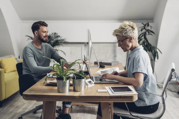 Junge Designer bei der Arbeit — Stockfoto