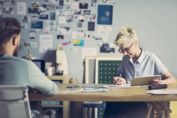 Jonge ontwerpers werken in office — Stockfoto