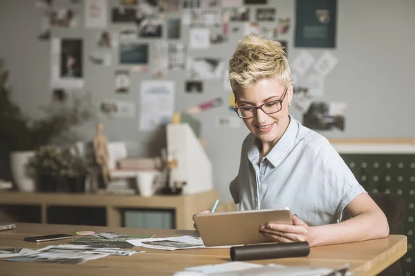 Jeune Designer Travailler au bureau — Photo