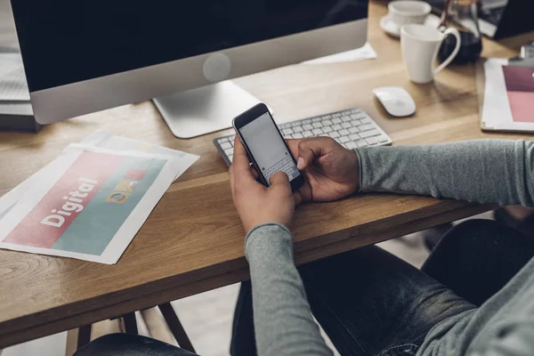 Homme d'affaires méconnaissable utilisant le téléphone — Photo