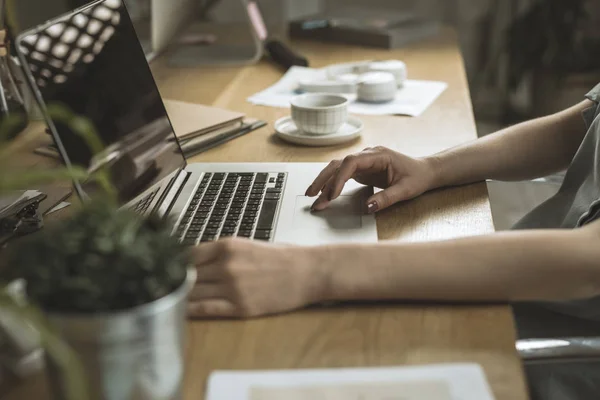 Unrecognizable Businesswoman Typing Royalty Free Stock Images