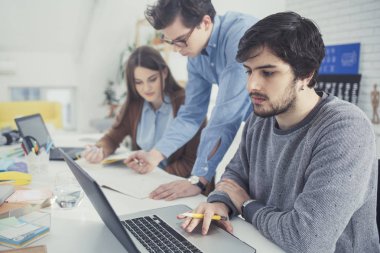Üniversite öğrencileri birlikte çalışma
