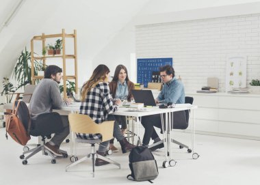 Üniversite öğrencileri birlikte