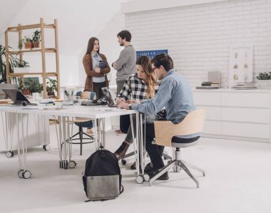 Üniversite öğrencileri birlikte