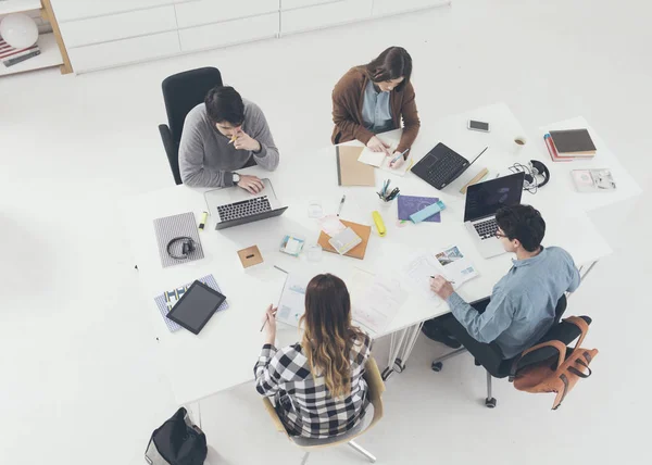 Jovens que estudam juntos — Fotografia de Stock