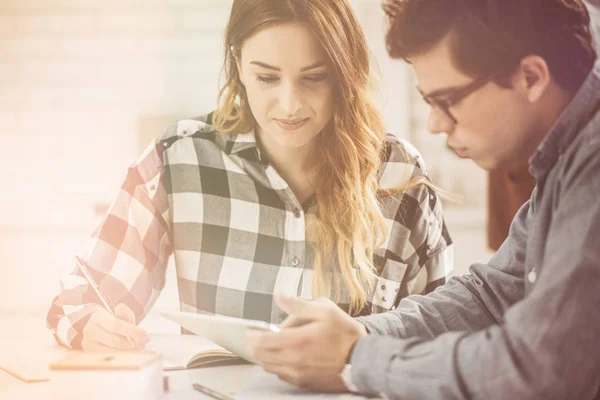 Studenti universitari che studiano insieme — Foto Stock