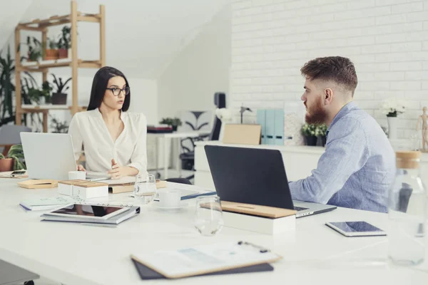 Kollegen reden bei der Arbeit — Stockfoto