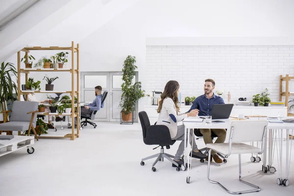 Les hommes d'affaires au travail — Photo