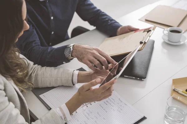 Imprenditori che lavorano su Tablet — Foto Stock