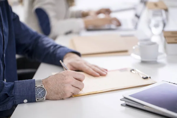 Empresario escribiendo en la oficina — Foto de Stock