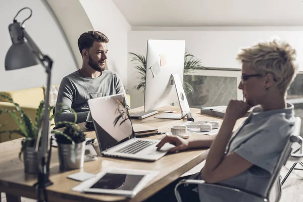 Jonge ontwerpers op het werk — Stockfoto