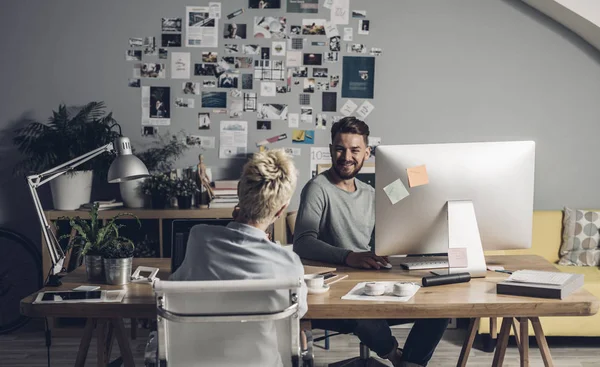 Jóvenes diseñadores en el trabajo — Foto de Stock