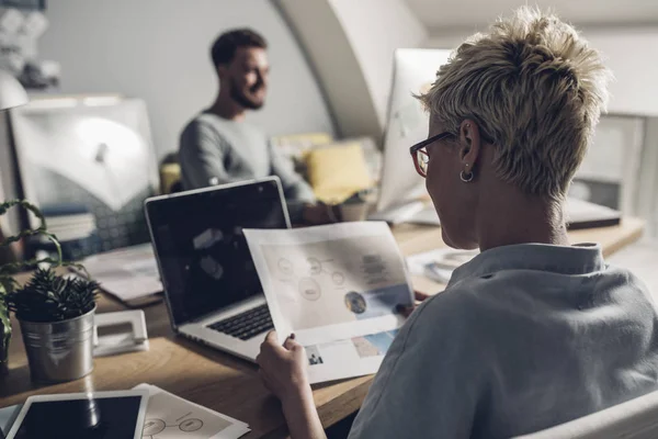 Jóvenes diseñadores en el trabajo — Foto de Stock