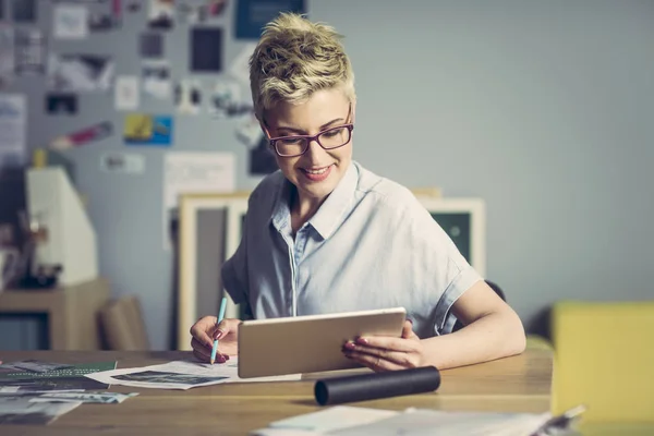 Jovem Designer Trabalhando no escritório — Fotografia de Stock