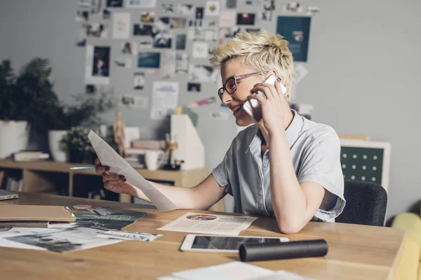 Jovem Designer Trabalhando no escritório — Fotografia de Stock