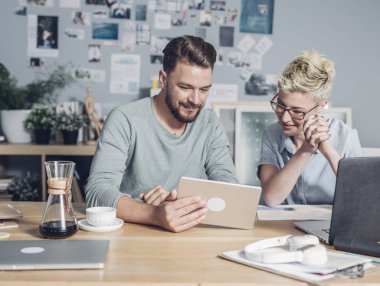 iş yerinde Genç tasarımcılar