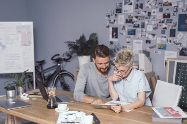 iş yerinde Genç tasarımcılar