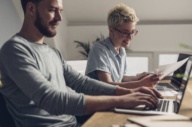 iş yerinde Genç tasarımcılar