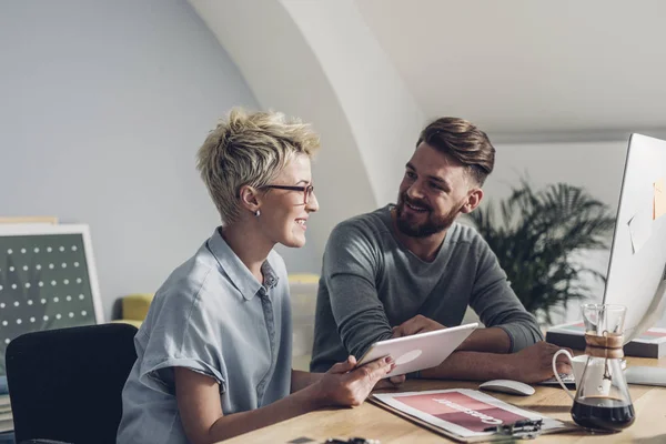 Junge Designer bei der Arbeit — Stockfoto