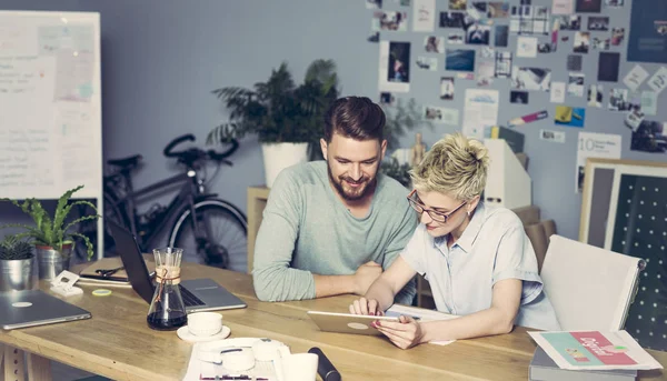 Junge Designer bei der Arbeit — Stockfoto