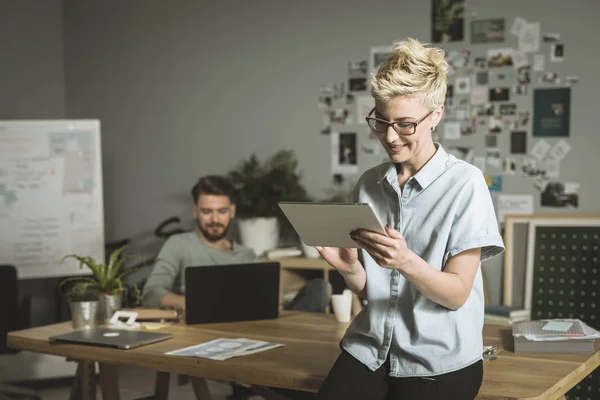 Ung designer på jobben – stockfoto