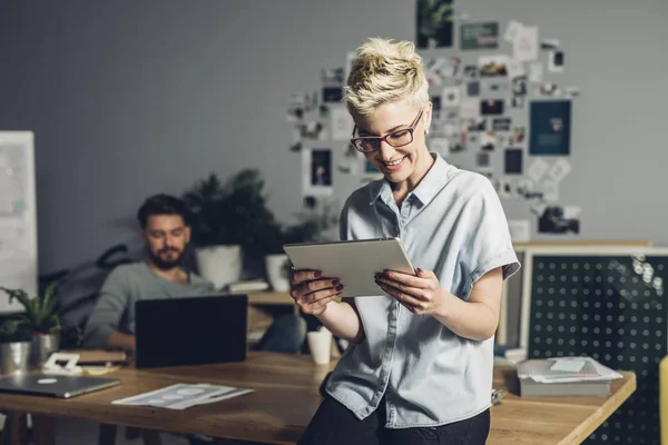 Ung designer på jobben – stockfoto