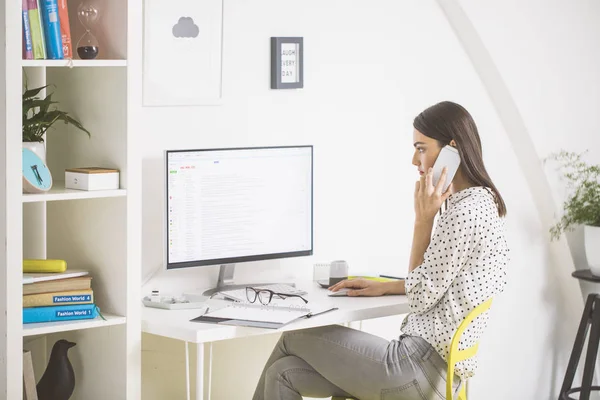 Ung vacker affärskvinna pratar i telefon — Stockfoto