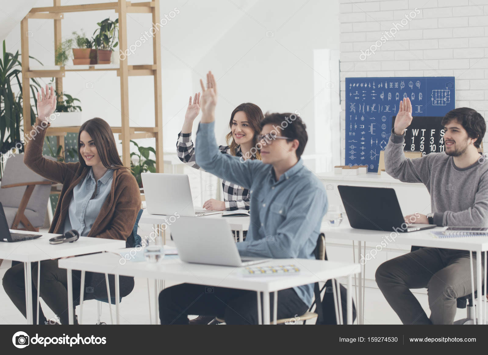 Estudiante Joven Levantando La Mano En Un Aula Brillante Entusiasmado Por  Aprender En Un Ambiente Inclusivo Con Luz Suave Y Foco a Foto de archivo -  Imagen de gente, sistema: 388893998, image size:1600x1167