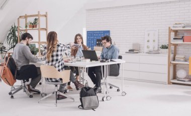 Üniversite öğrencileri birlikte