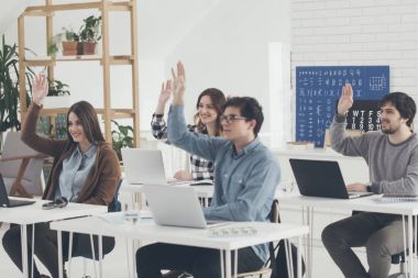 Eller yükselterek üniversite öğrencileri