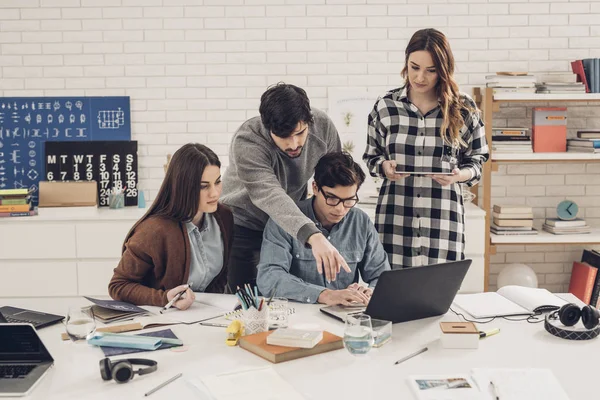 Collegestudenter studera tillsammans — Stockfoto