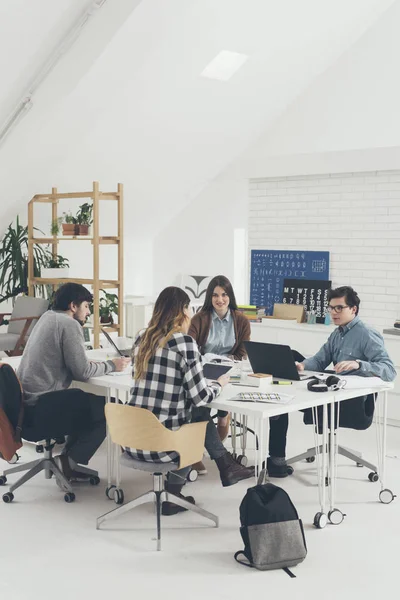 Collegestudenter studera tillsammans — Stockfoto