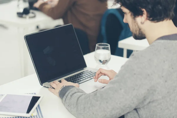 Collegestudent som studerar — Stockfoto