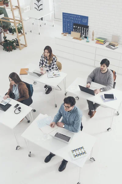 Studenti universitari studiare — Foto Stock