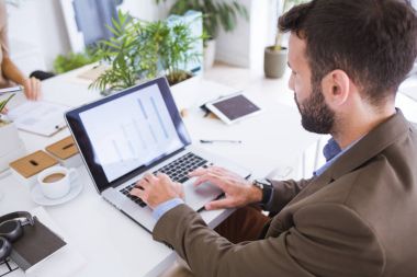 Ofiste çalışan iş adamı