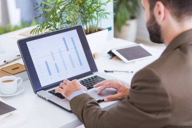 Ofiste çalışan iş adamı