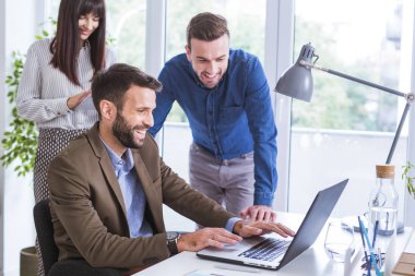 ofiste çalışan iş adamları