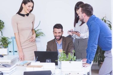 ofiste çalışan iş adamları