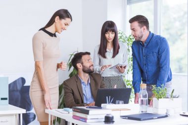 ofiste çalışan iş adamları