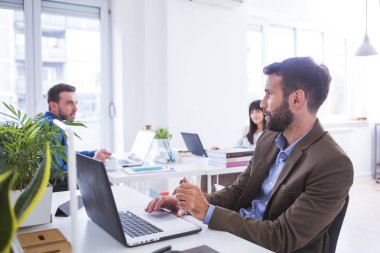 ofiste çalışan iş adamları
