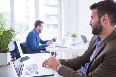 Ofiste çalışan iş adamı