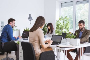 ofiste çalışan iş adamları