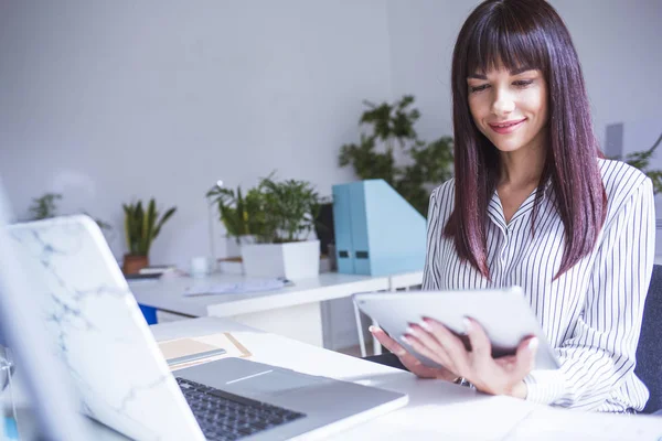 Businesswoman pracuje w biurze — Zdjęcie stockowe